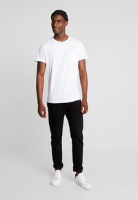 Solid SDGAYLIN - Pamata T-krekls - white