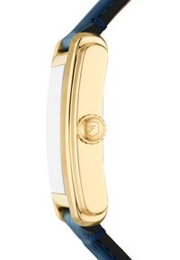 Zlatý tón hodinek s obdélníkovým pouzdrem a detailem korunky, s hladkým skleněným ciferníkem a modrým koženým řemínkem s černým akcentem.
