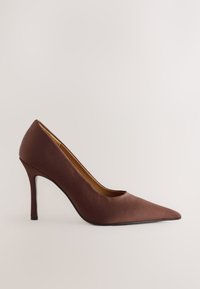 Brun satin spids tå højhælet sko med en slank stiletthæl og glat tekstur, med et minimalistisk design og uden synligt hardware.