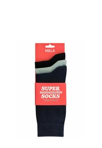 Drei Paar Socken in Marineblau, Schwarz und Hellgrau, verpackt mit einem leuchtend roten Etikett, auf dem "SUPER NACHHALTIGE SOCKEN" steht.