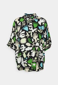 Maglietta nera a maniche corte con una stampa colorata di varie forme, tra cui mani, fiori e uccelli in verde, blu e crema.