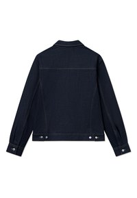 Giacca in denim scuro con taglio dritto, maniche lunghe, cuciture evidenti e bottoni in metallo argentato sui polsini e sull'orlo.