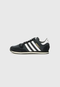 Unselected, carbon/ftwr white/core black