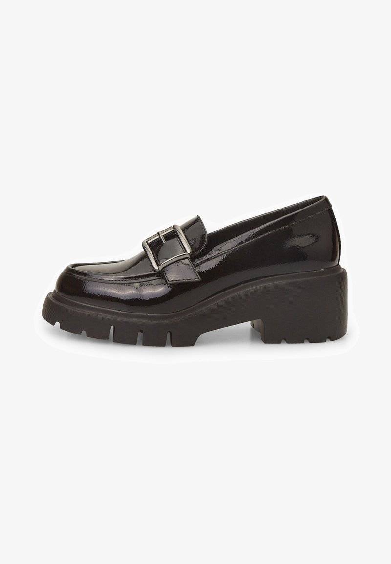 Mustat patenttinahkaiset loaferit kiiltävällä pinnalla, jossa on koristeellinen hopeinen solki ja paksu, teksturoitu pohja.