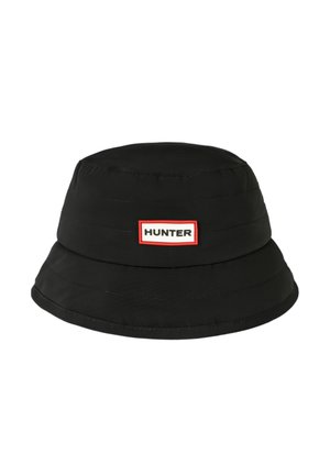 Chapeau bob matelassé noir avec un large bord et une étiquette blanche rectangulaire bordée de rouge, avec la marque « HUNTER » en lettres noires.