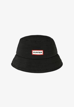 Sombrero tipo bucket acolchado negro con ala ancha y una etiqueta rectangular blanca con borde rojo, con el nombre de la marca "HUNTER" en letras negras.