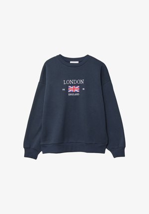 Sweatshirt bleu marine avec col rond, manches longues et poignets côtelés. Présente un texte brodé : "LONDRES R-U 98" et un drapeau Union Jack.