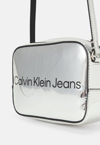 Calvin Klein Jeans SCULPTED CAMERA BAG MONO  - Borsa a tracolla - silver-coloured