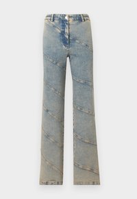 Jean en denim bleu taille haute avec jambes évasées et détails de coutures diagonales sur tout le tissu.