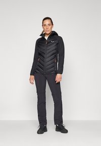 Salewa FANES SARNER RDSDWN HYBRID JACKET. - Dunjacka - black out