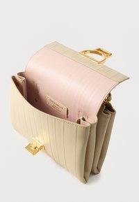 Τσάντα χειρός από μπεζ δέρμα με ραβδωτή υφή, ροζ εσωτερική επένδυση και εξαρτήματα σε χρυσαφί τόνο. Διαθέτει κλείσιμο με καπάκι και εσωτερικά διαμερίσματα.