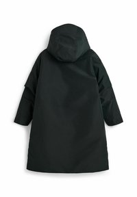 Svart huva kappa med en slät, vattenavvisande tyg, långa ärmar och en knälång siluett utan synliga knäppningar.