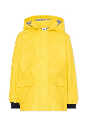 Żółta kurtka przeciwdeszczowa z kapturem, w paski podszewką wewnętrzną, przednimi kieszeniami z klapami i czarnymi elastycznymi mankietami na rękawach.