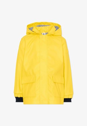 Veste de pluie jaune à capuche avec doublure intérieure rayée, poches avant à rabat et poignets élastiques noirs aux manches.