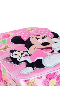 Boîte de rangement rose avec un motif de Minnie Mouse et d'un chat, entourée de motifs floraux et de papillons, avec une surface lisse et des bords arrondis.