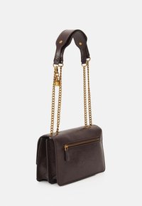 Borsa in pelle marrone scuro con tasca con zip, cinturino a catena e texture liscia. Presenta un design strutturato e dettagli in metallo dorato.