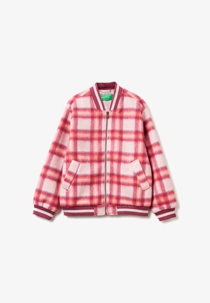 Chaqueta bomber de forro polar en rosa con un patrón de cuadros rojos. Cuenta con cuello y puños de canalé, cierre de cremallera y dos bolsillos frontales.