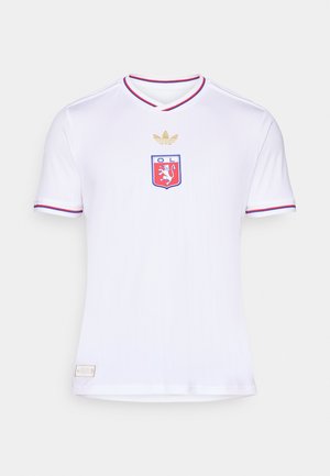 Maillot blanc à manches courtes avec un col en V, présentant des rayures horizontales, des accents rouges et bleus, un logo brodé et des éléments en doré.