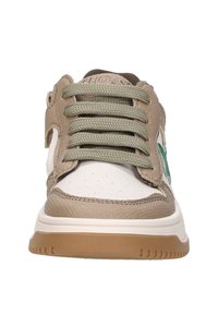 Beige en witte sneaker met groene accenten, bovenwerk van textured leer, geperforeerde neus en platte veters. Rubberen zool met profieltjes voor grip.