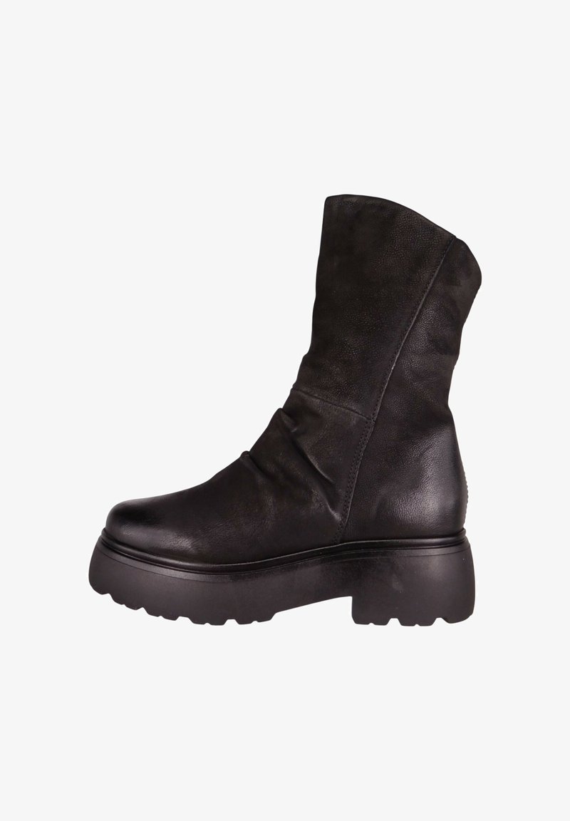 Bota de tobillo de cuero negro con diseño holgado, punta redonda y suela gruesa de goma con ligera textura para mayor tracción.