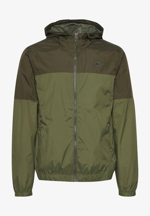 Kapucňová bunda s dvojtónovým dizajnom olivovej zelenej farby, vyrobená z ľahkého materiálu, s elastickými manžetami a predným zipsom.