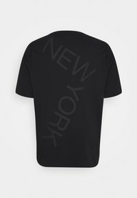 Czarny t-shirt z krótkim rękawem z dużą, diagonalną grafiką "NEW YORK" w matowym wykończeniu na plecach. Casualowy, luźny krój.