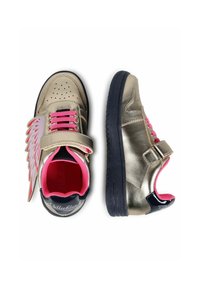 Baskets métalliques dorées avec des lacets roses, accent d'aile, semelle marine et doublure rose contrastante. Dotées d'une sangle Velcro pour un enfilage facile.