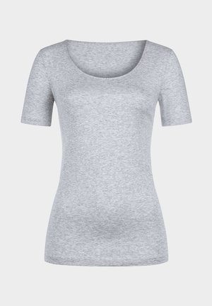 T-shirt gris à manches courtes avec un décolleté en rond, fabriqué à partir d'un tissu doux et texturé. Coupe ajustée avec des coutures minimales et sans motifs.