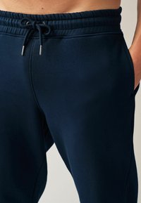 Next JOGGERS REGULAR FIT - Treniņtērpa apakšdaļas - navy