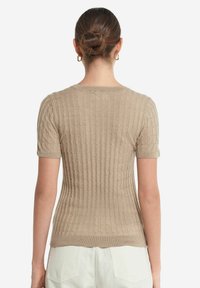 Beige gestrickter Pullover mit kurzen Ärmeln, gerippter Textur, tailliertem Design und Rundhalsausschnitt. Weiches Material mit dezentem Stretch.