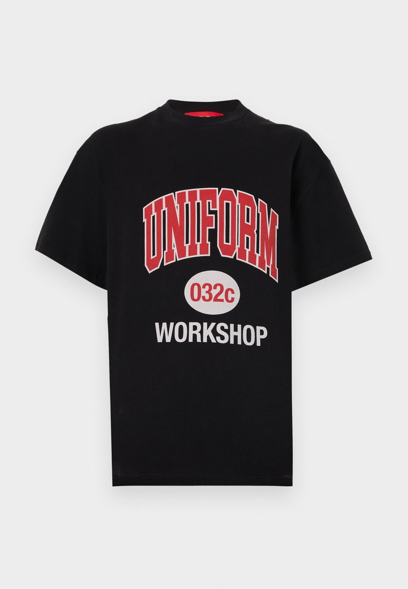 Sort bomulds t-shirt med dristige hvide og røde grafik, der står "UNIFORM 032c WORKSHOP" i et fremtrædende design. Korte ærmer, rund hals.