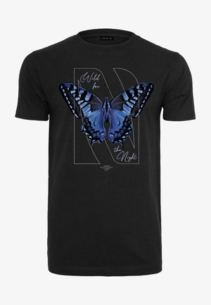 Schwarzes T-Shirt mit großem blauem Schmetterling, der zentriert zwischen den konturierten Buchstaben "W" und "N" abgebildet ist, dazu kursiver Text "Wild for the Night".