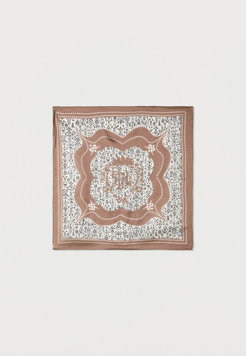 Τετράγωνο μεταξωτό μαντίλι με περίπλοκα καφέ και λευκά σχέδια, που διαθέτει κεντρικό διακοσμητικό πλαίσιο και φυτικά μοτίβα.