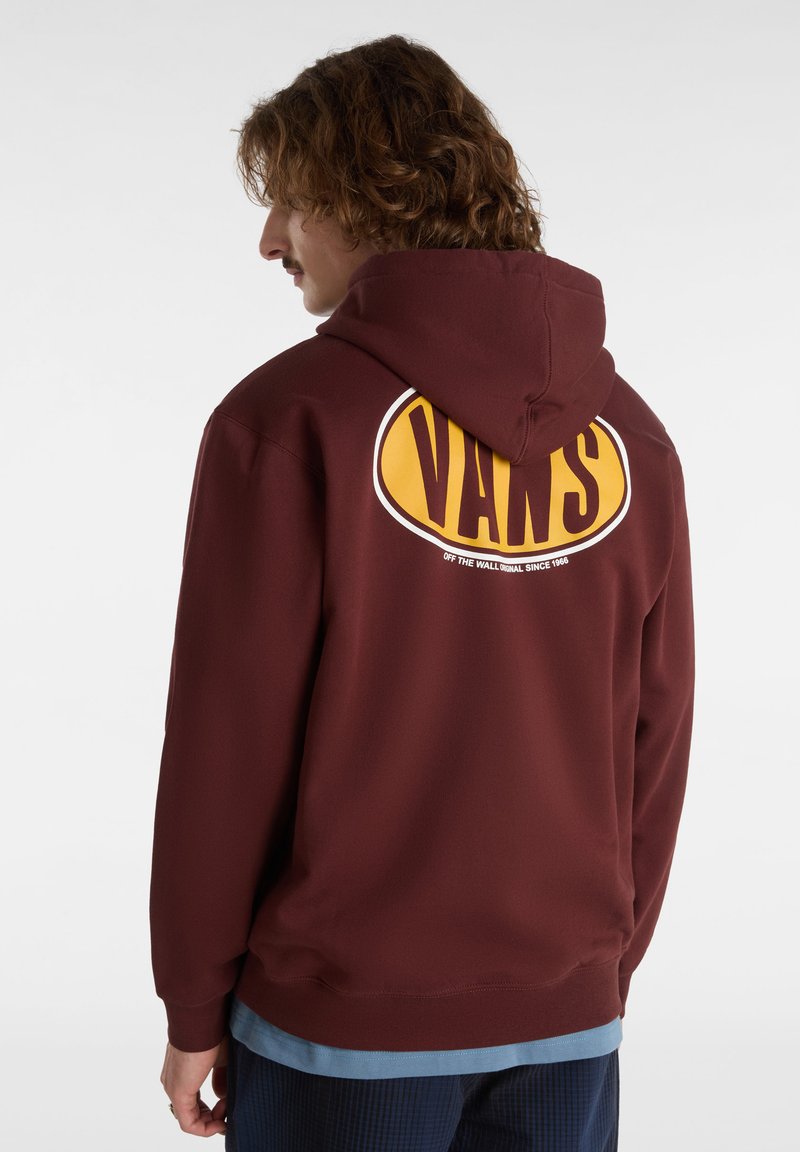 Maronfarvet hættebluse med et stort gult "VANS" logo på ryggen. Lavet af bomuldsmateriale, afslappet pasform, med snoretræk i hætten og ribbede cuffs.