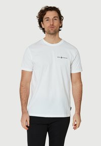 Vit bomull t-shirt med korta ärmar och rundad hals, med en svart "Sail Racing" logotyp på vänster sida av bröstet.