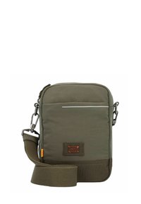 Bolso cruzado de tela verde con cierre de cremallera, correa ajustable y un panel frontal que presenta una franja reflectante horizontal.
