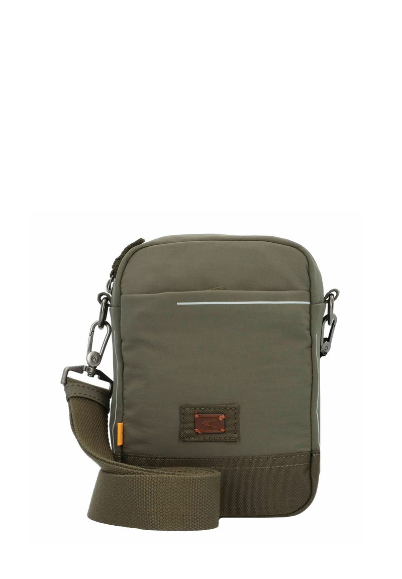 Bolso cruzado de tela verde con cierre de cremallera, correa ajustable y un panel frontal que presenta una franja reflectante horizontal.