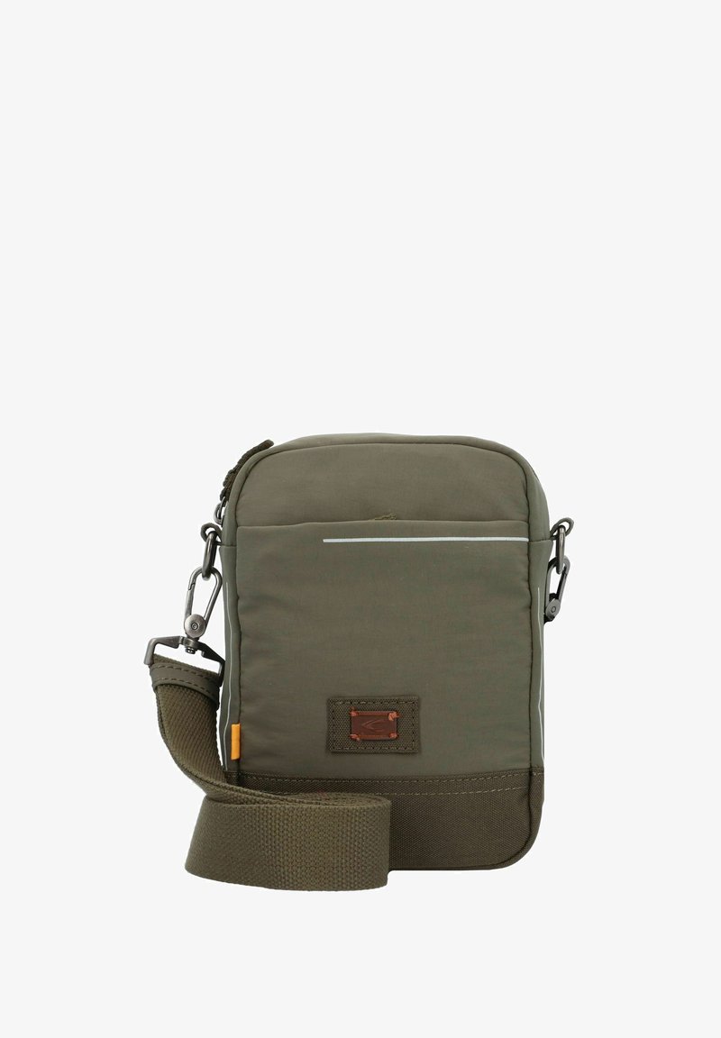 Bolso cruzado de tela verde con cierre de cremallera, correa ajustable y un panel frontal que presenta una franja reflectante horizontal.