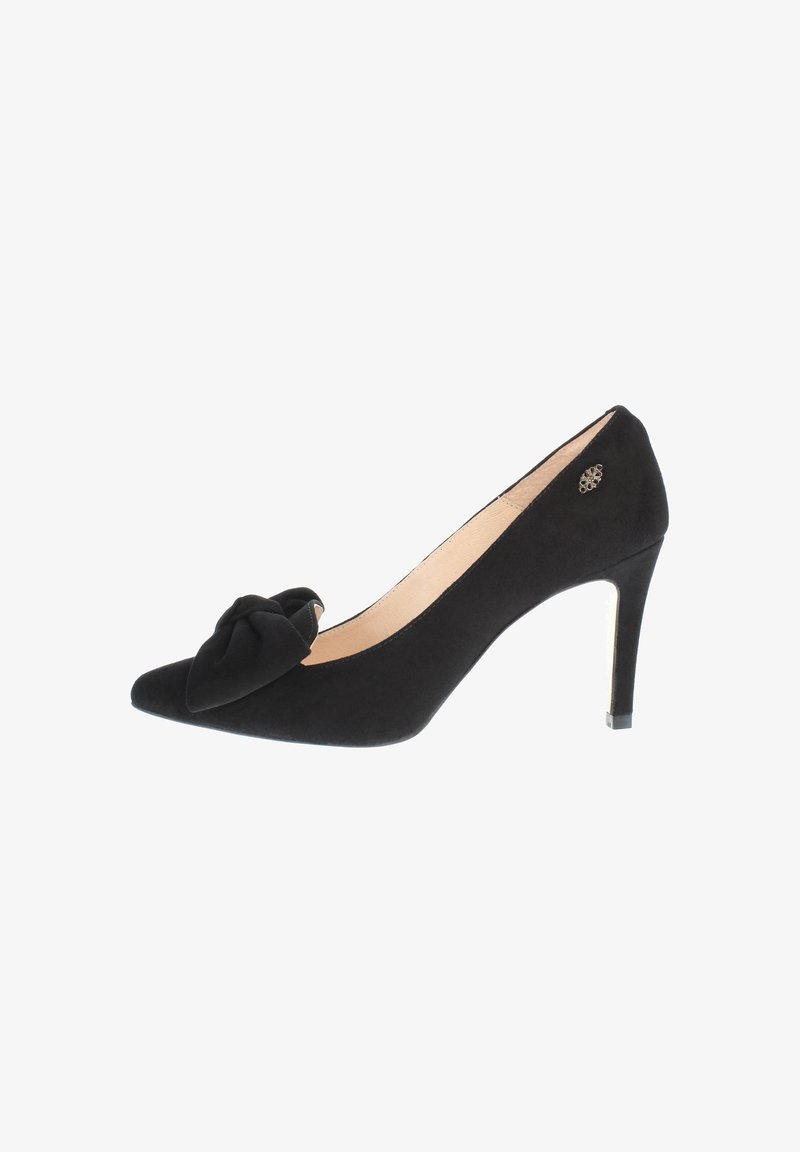 Schwarze Wildleder-Pump mit hohem Absatz, spitzer Zehenform und dekorativer Schleifenakzent an der Seite. Mit einem schlanken Stiletto-Absatz und beigem Innenraum.
