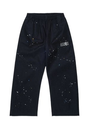 Zwarte broek met wijde pijpen en elastische tailleband, met een ontwerp van witte, blauwe en gele verfspatten en witte gedrukte cijfers op de rechterdij.