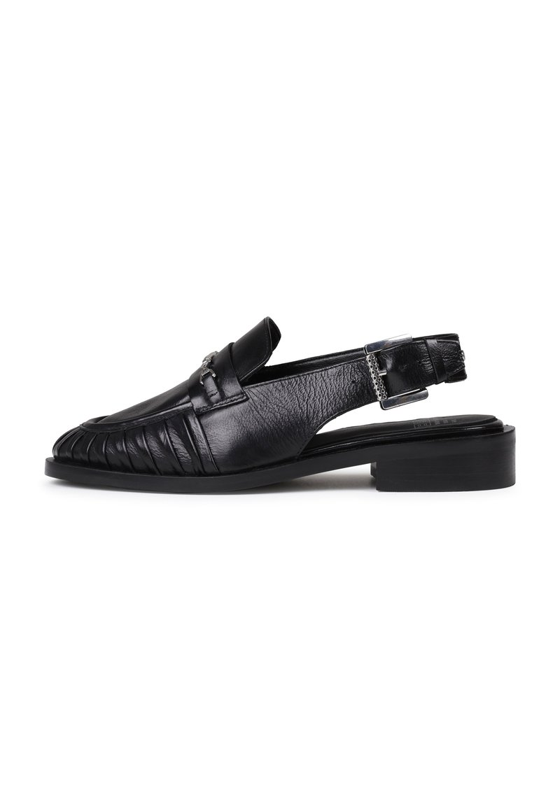 Mocassin femme en cuir noir avec talon ouvert, bride à boucle argentée, petit talon et détail plissé sur la zone des orteils.