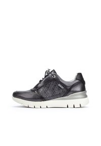 Zapatilla de deporte de cuero negro con panel lateral texturizado, diseño con cordones, suela acolchada y una suela exterior clara en contraste.