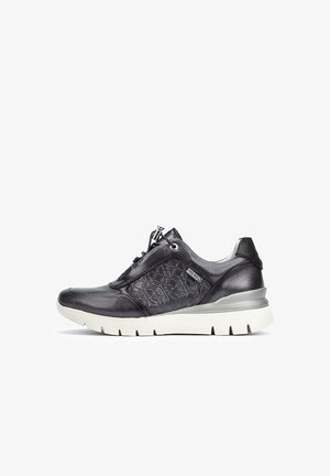 Zapatilla de deporte de cuero negro con panel lateral texturizado, diseño con cordones, suela acolchada y una suela exterior clara en contraste.