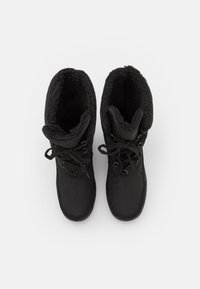 Zwarte winterlaarzen met een gevoerd, met bont afgewerkt kraag en vetersluiting. Gemaakt van een waterproof materiaal met een gestructureerde buitenkant.