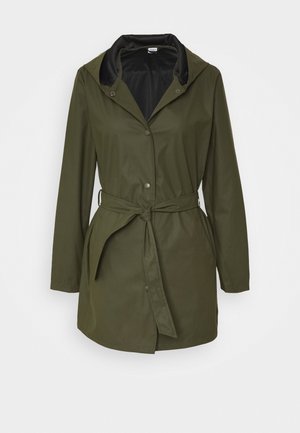 Imperméable vert longueur genoux avec manches longues, boutons à l'avant, capuche attachée et ceinture nouée à la taille.