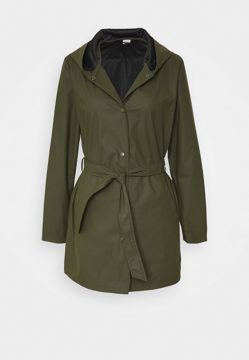 Imperméable vert longueur genoux avec manches longues, boutons à l'avant, capuche attachée et ceinture nouée à la taille.