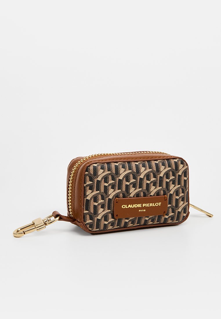 Billetera de cuero marrón con cierre de cremallera, que presenta un diseño de tela estampada en tonos beige y marrón oscuro. Se aprecian detalles en dorado.