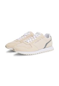 Beige színű sportcipők hálós és velúr anyagból, fehér fűzőkkel, szürke akcentussal és texturált gumi talppal.