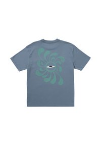Camiseta de algodón azul con un gráfico espiral verde y un diseño de ojo en la parte trasera. Mangas cortas y escote redondo.