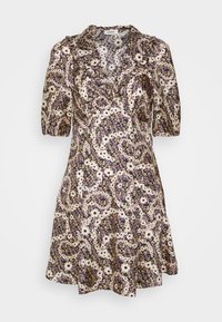 Bloemmotief jurk met korte pofmouwen, V-hals en getailleerde taille in tinten crème, paars, geel en zwart.
